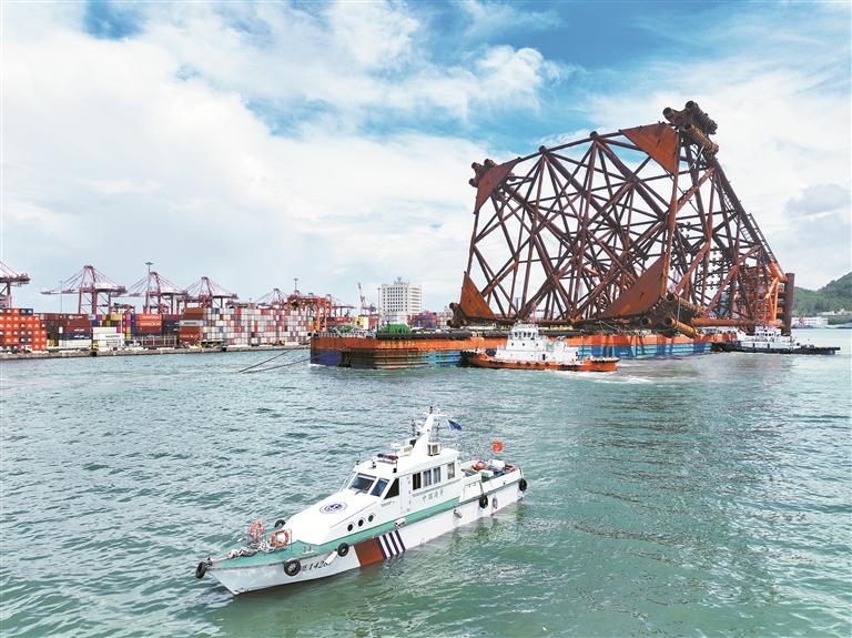 2024.06.11 万吨级西江30-2DPPB平台导管架从深圳赤湾建造场地顺利出港。 深圳特区报记者 胡蕾 通讯员 潘雅吉 摄.jpg
